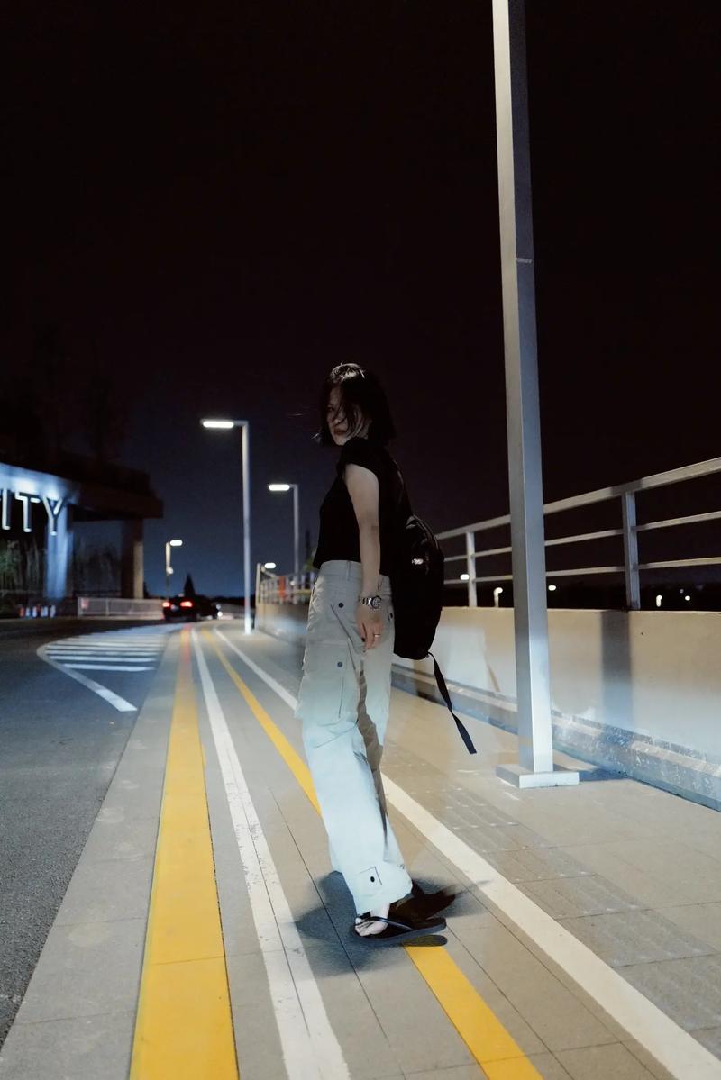 路灯下.开车路过;发现平常的路在路灯下那么的恬静 舒服;心血